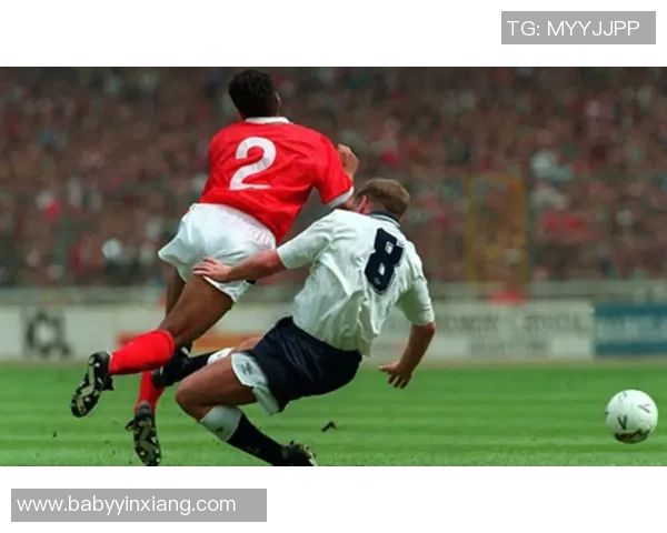 足球球星跪地庆祝瞬间解析：背后深意与情感表达的多重解读